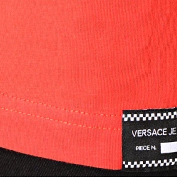 Versace Men’s Red and Black T-Shirt - Picture 4 of 7